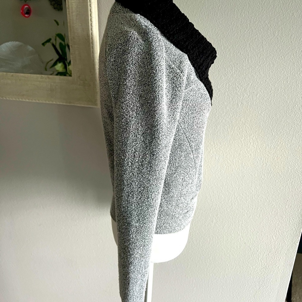 T-SHIRT: Gray long sleeve sweater with black collar and front side zipper SizeXS - Picture 4 of 10